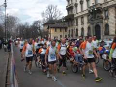 Delegazione di TI AIUTO IO in gara alla maratona di Milano al centro una joelette